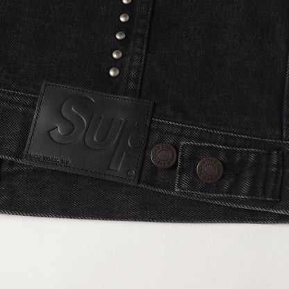 スタッズ付き デニム トラッカージャケット(Studded Denim Trucker Jacket)
