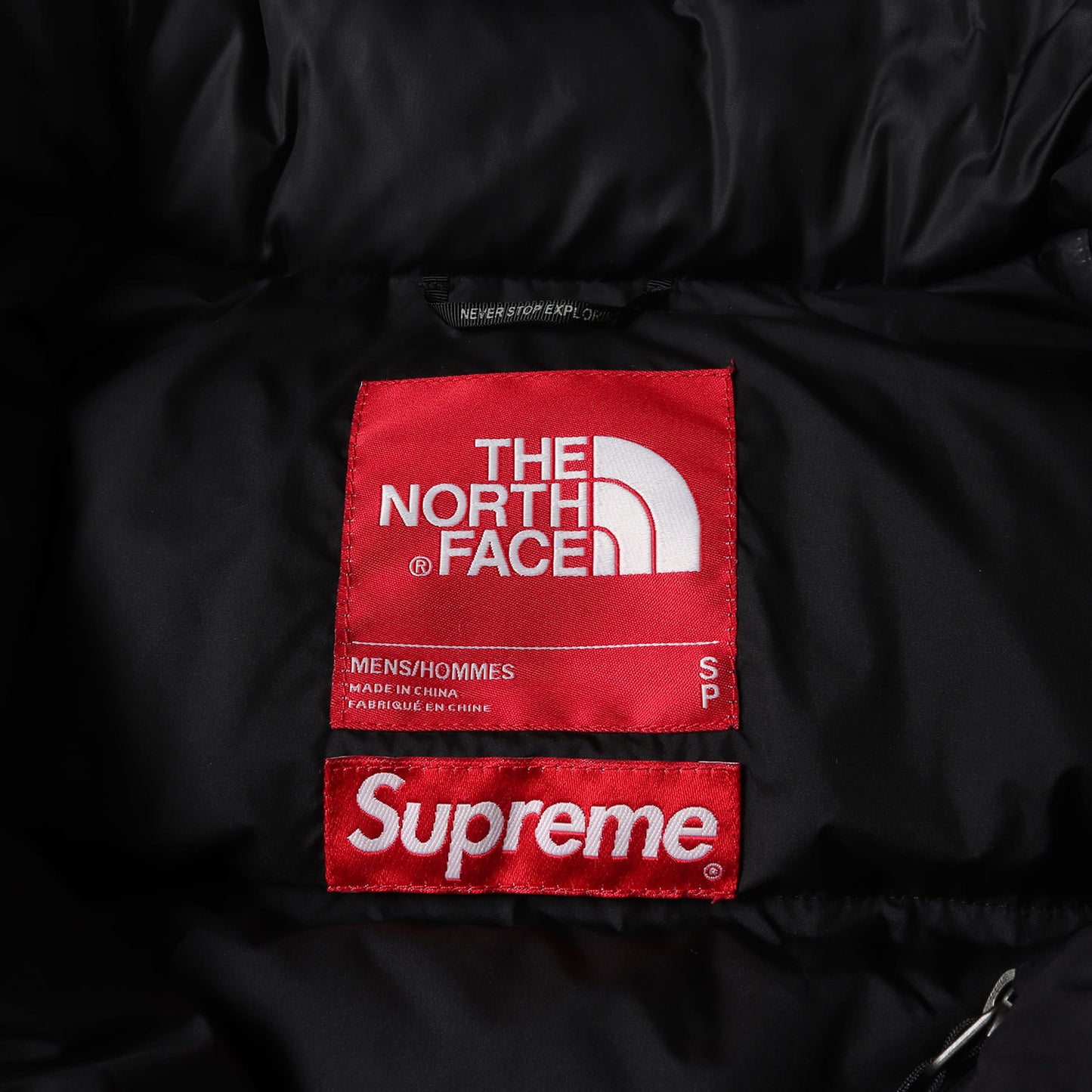 ×THE NORTH FACE メッセージロゴ ヌプシ ダウンジャケット(Nuptse Jacket)