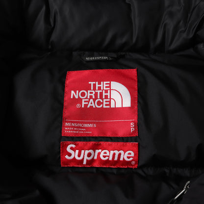 ×THE NORTH FACE メッセージロゴ ヌプシ ダウンジャケット(Nuptse Jacket)