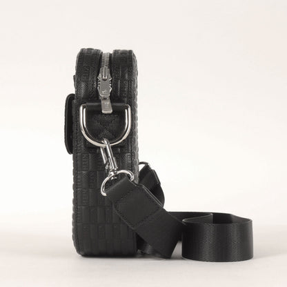 23AW エンボス モノグラム レザー ショルダーバッグ(Utility Crossbody in Saffiano Leather)