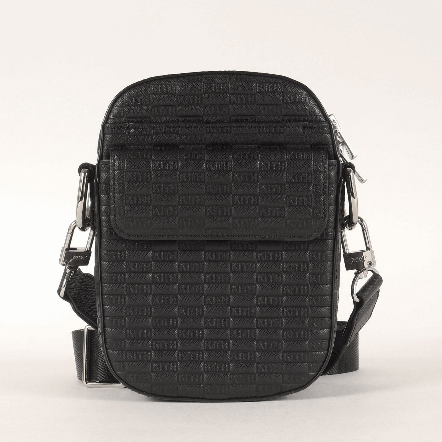 23AW エンボス モノグラム レザー ショルダーバッグ(Utility Crossbody in Saffiano Leather)