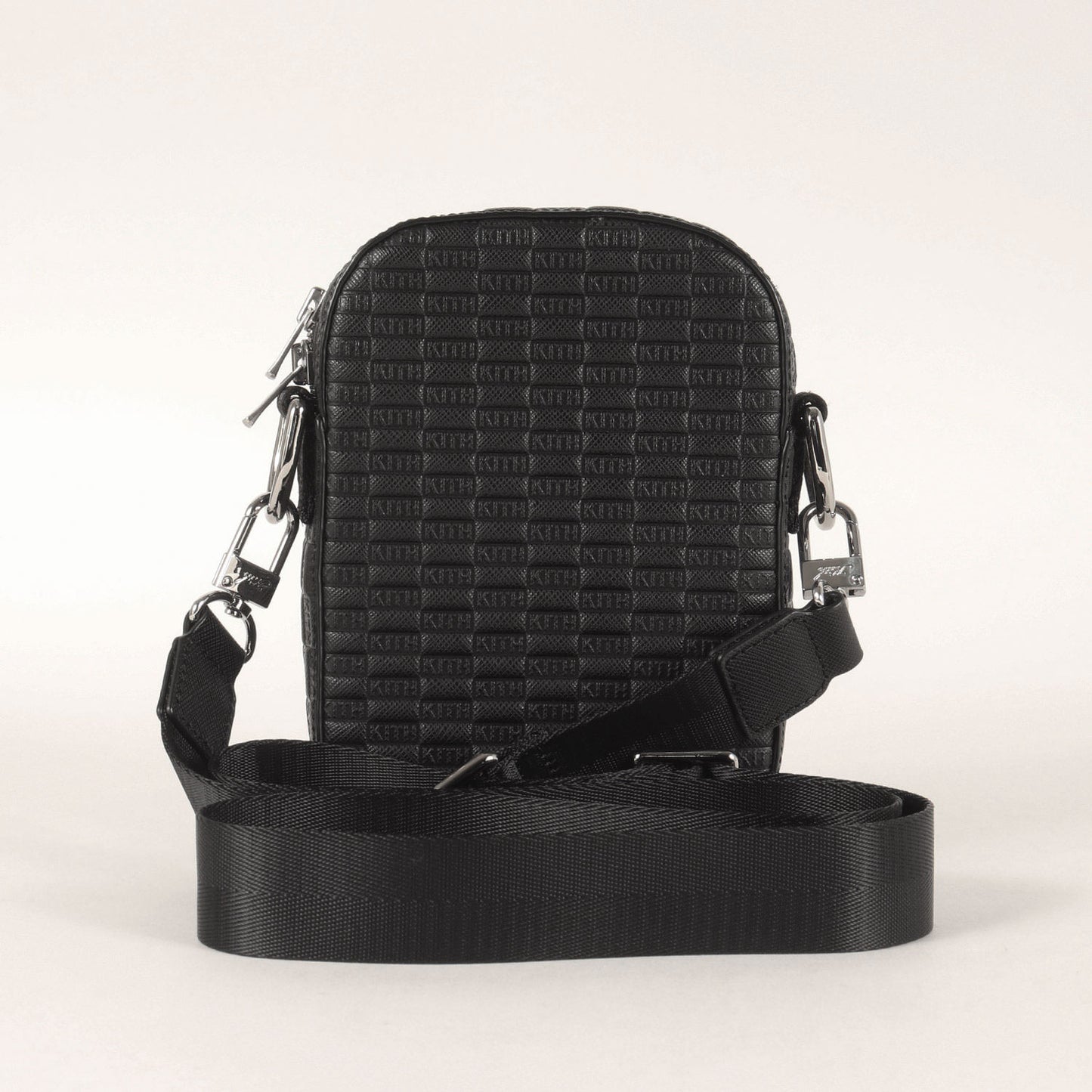 23AW エンボス モノグラム レザー ショルダーバッグ(Utility Crossbody in Saffiano Leather)