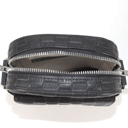 23AW エンボス モノグラム レザー ショルダーバッグ(Utility Crossbody in Saffiano Leather)