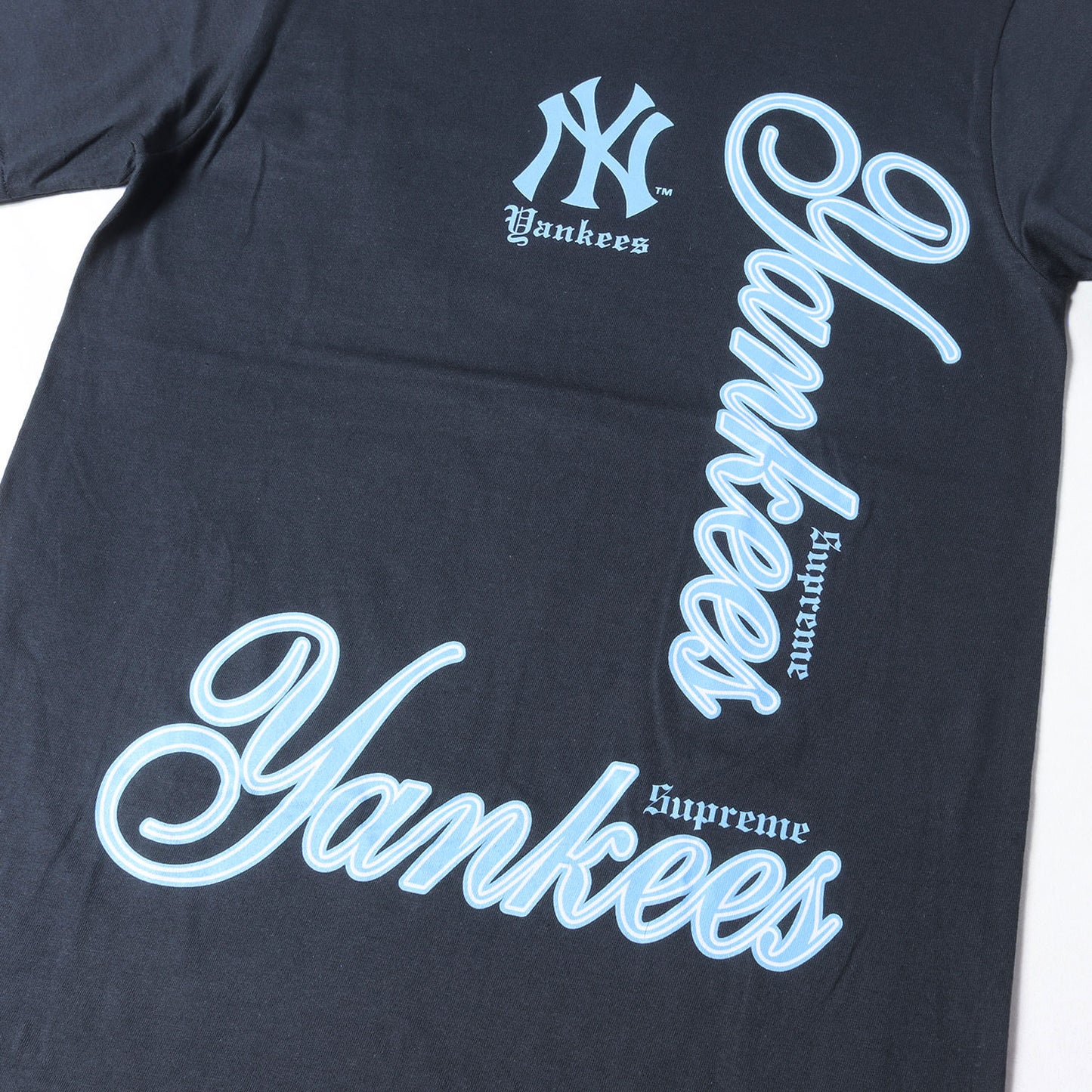 25AW ×MLB ニューヨーク・ヤンキース チームロゴ Tシャツ(MLB Tee)