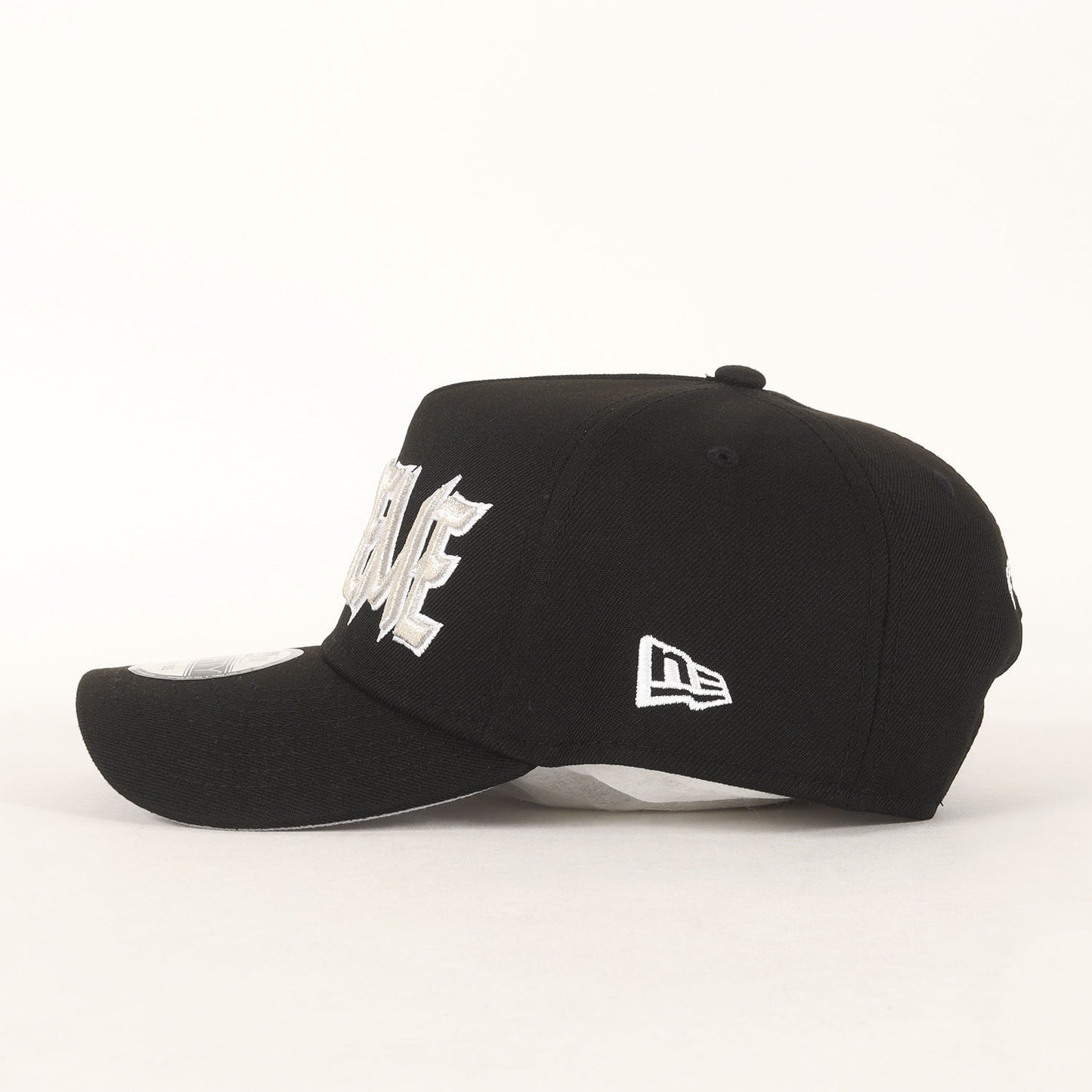 25AW ×NEW ERA スペルアウトロゴ スナップバック ベースボールキャップ(Sharp Spellout Adjustable)
