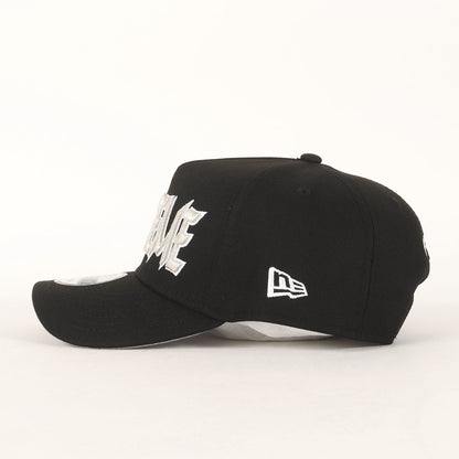 25AW ×NEW ERA スペルアウトロゴ スナップバック ベースボールキャップ(Sharp Spellout Adjustable)