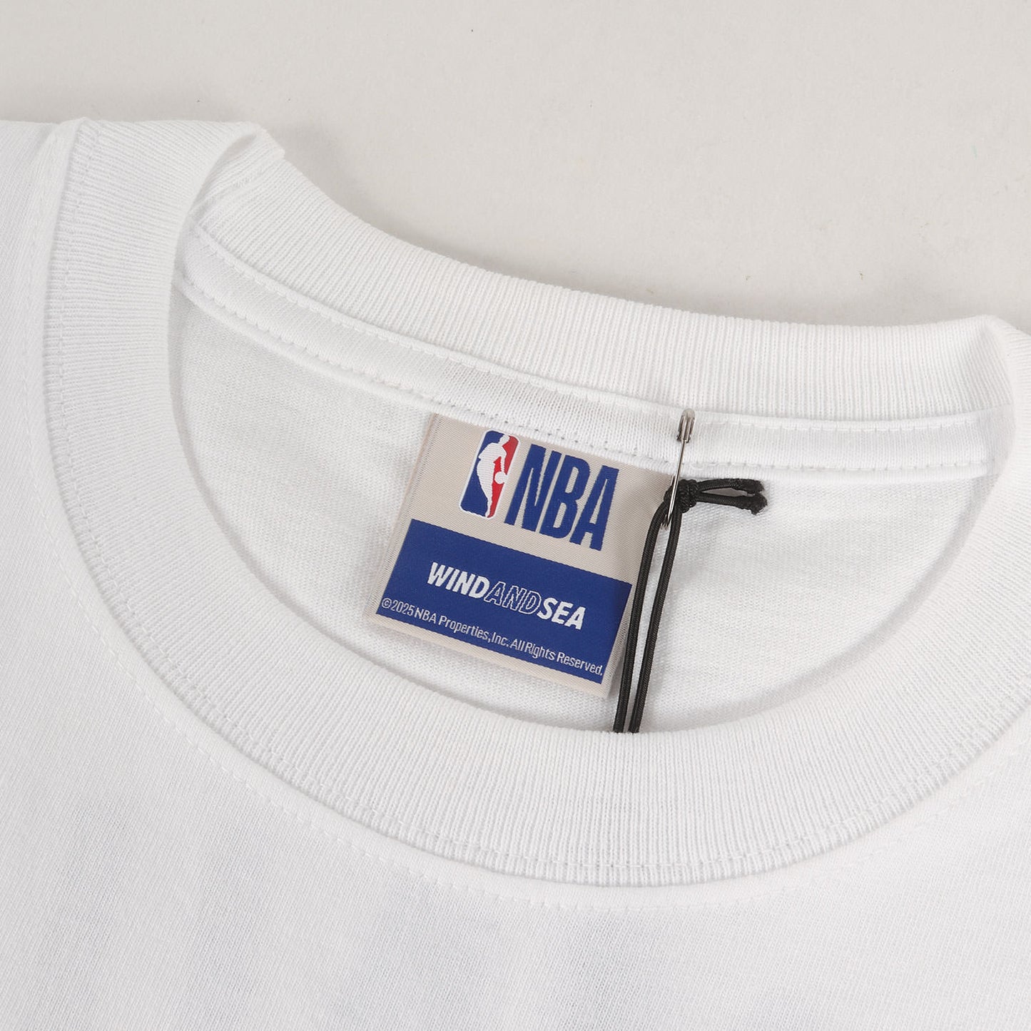 25AW ×NBA ミルウォーキー・バックス チームロゴ Tシャツ(NBA MILWANKEE TEE)