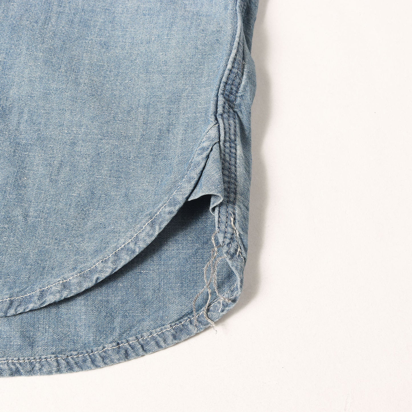 [近年モデル] チェーン刺繍 シャンブレー ワーク ボタンシャツ (Embroidered Indigo Chambray Work Shirt)