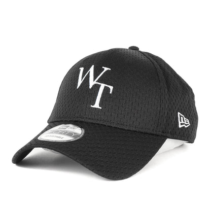 25SS ×NEW WTロゴ メッシュ ベースボールキャップ(9FORTY / CAP / POLY. MESH. NEWERA)