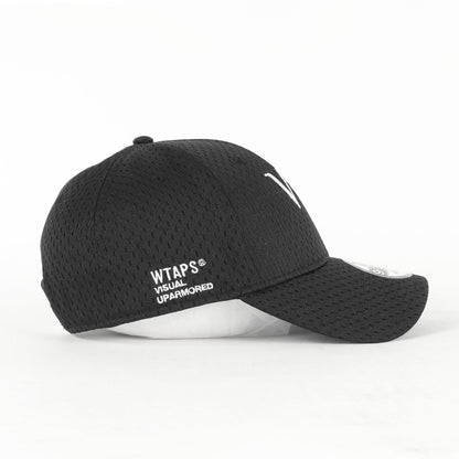 25SS ×NEW WTロゴ メッシュ ベースボールキャップ(9FORTY / CAP / POLY. MESH. NEWERA)