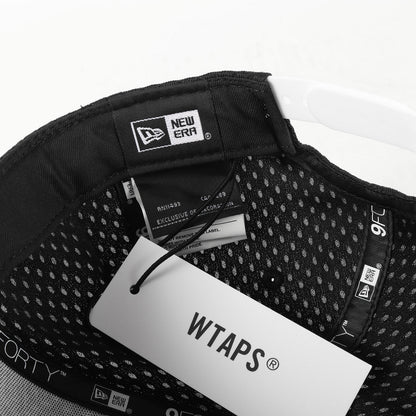 25SS ×NEW WTロゴ メッシュ ベースボールキャップ(9FORTY / CAP / POLY. MESH. NEWERA)