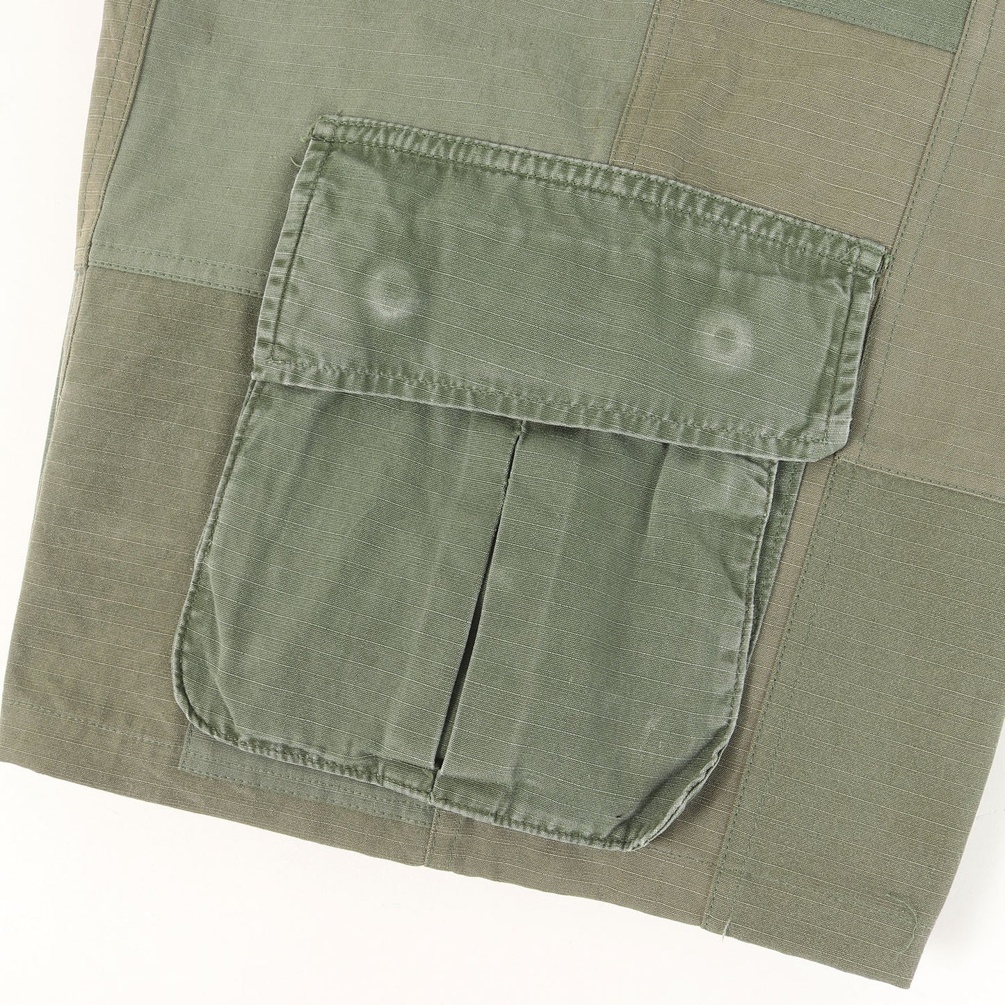 ヴィンテージ 再構築 パッチワーク カーゴショーツ (US ARMY JUNGLE FATIGUE FABRIC PATCHWORK CARGO SHORTS)