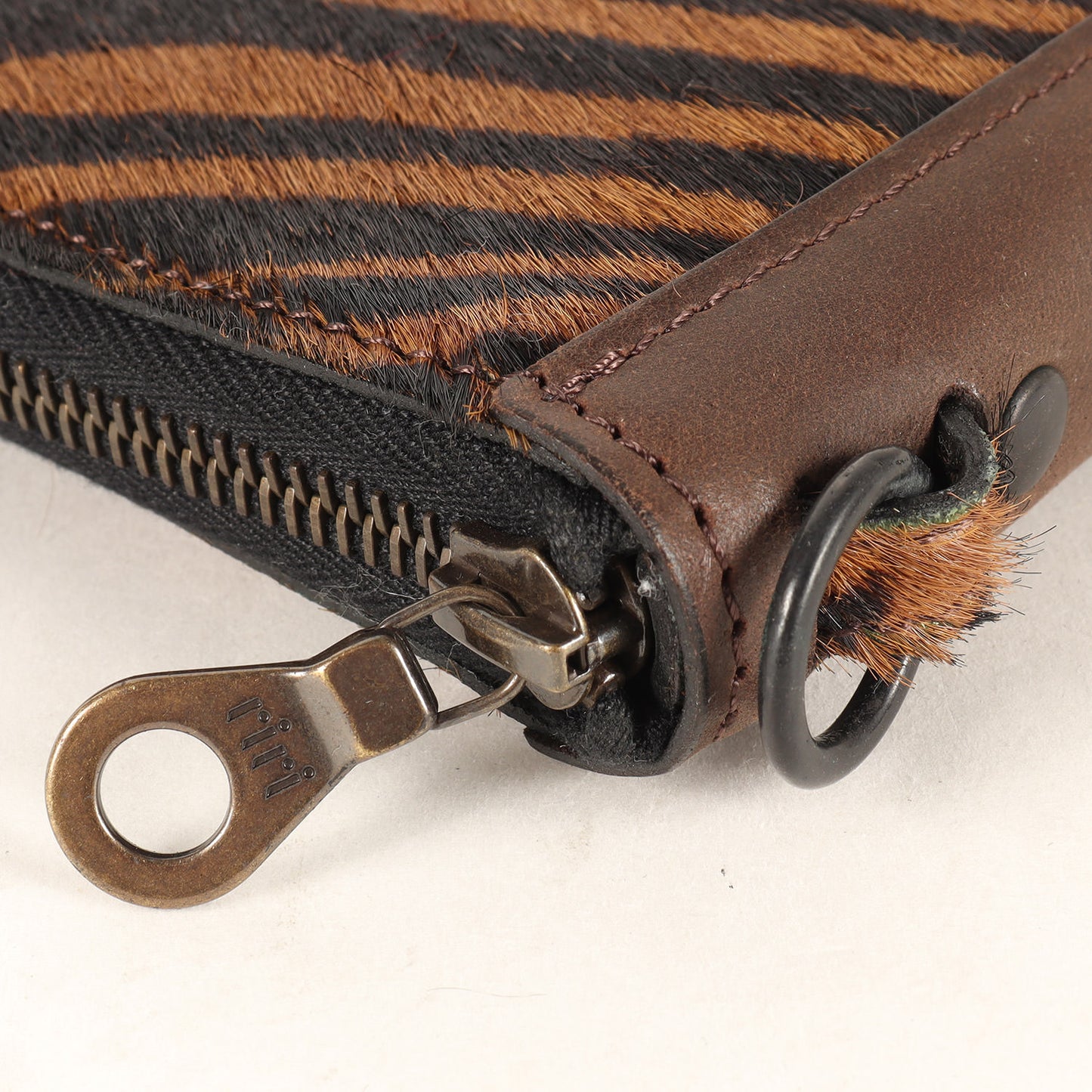 HINSON実名復刻 タイガー柄 ヘアオンカウハイド ラウンドジップ ウォレット / 財布(ROUND-ZIP WALLET)