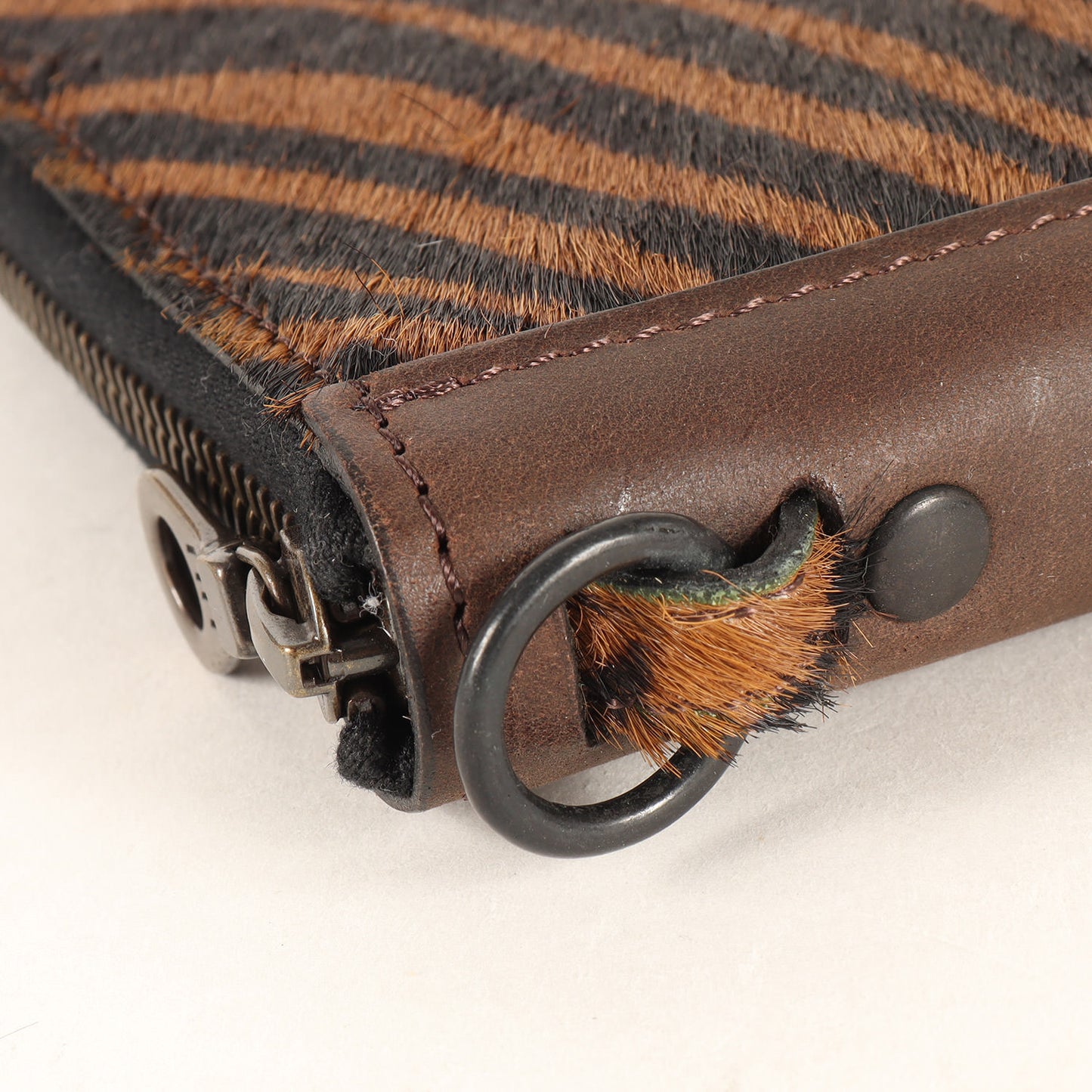HINSON実名復刻 タイガー柄 ヘアオンカウハイド ラウンドジップ ウォレット / 財布(ROUND-ZIP WALLET)