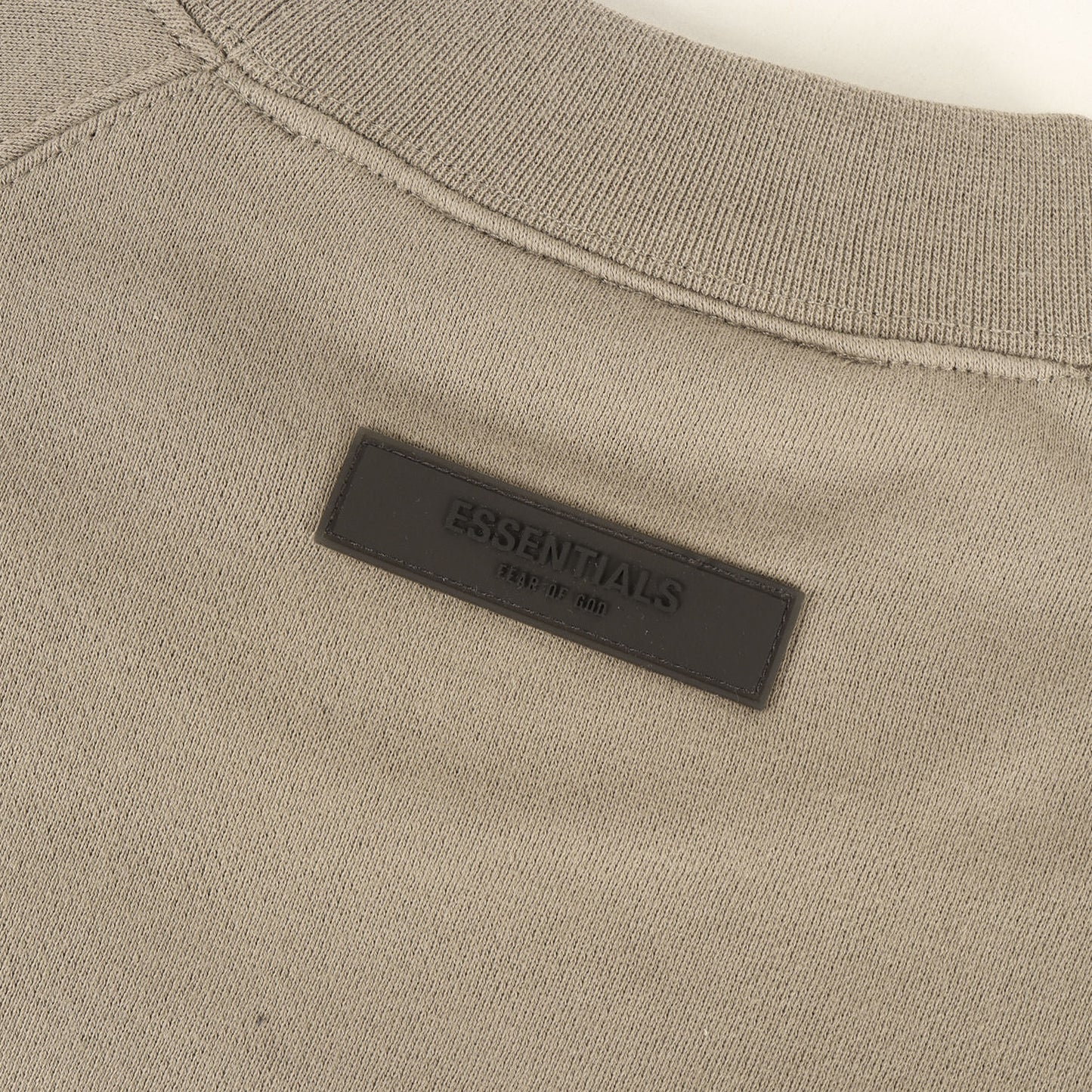 FOG ESSENTIALS フロッキープリント ラグラン スウェット