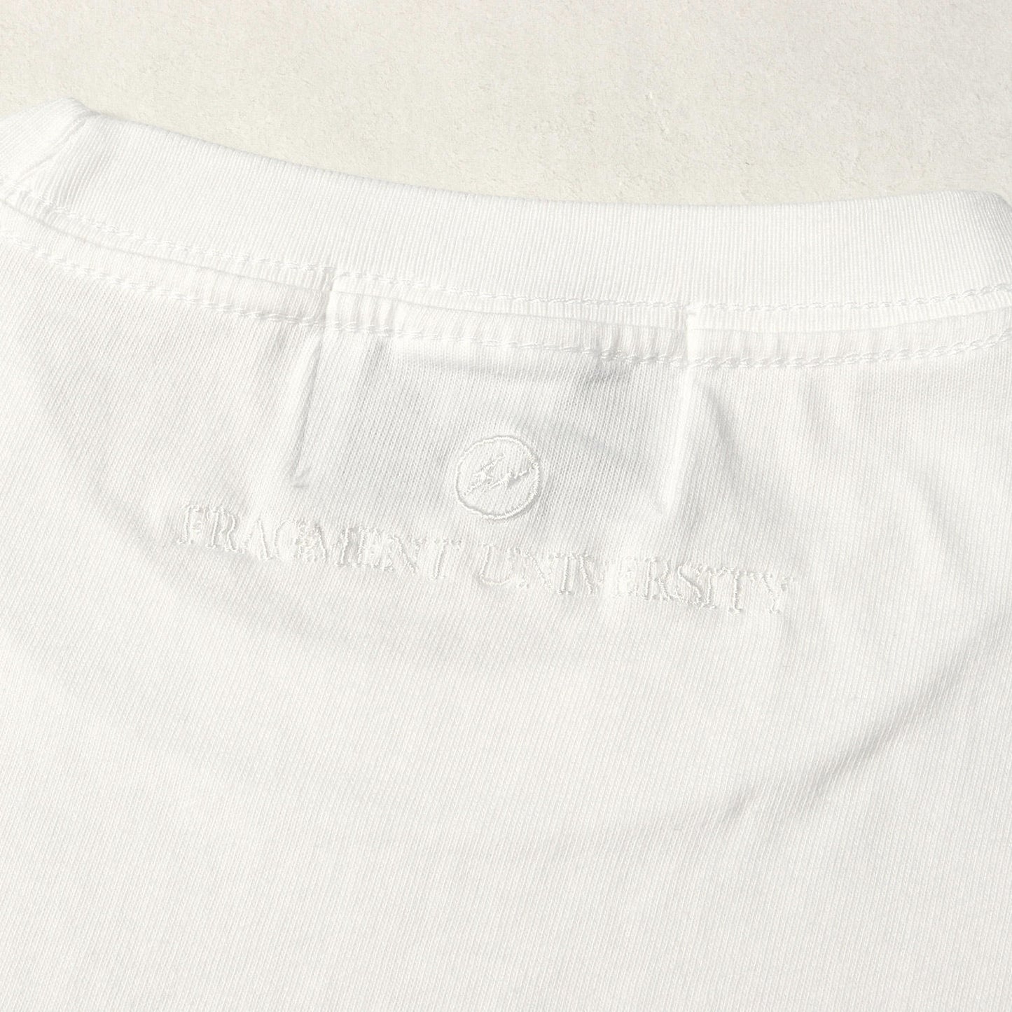 FRAGMENT UNIVERSITY カレッジロゴ Tシャツ