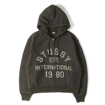 25AW カレッジロゴ ジップ スウェットパーカー(STUSSY EST PRINTED ZIP HOODY)