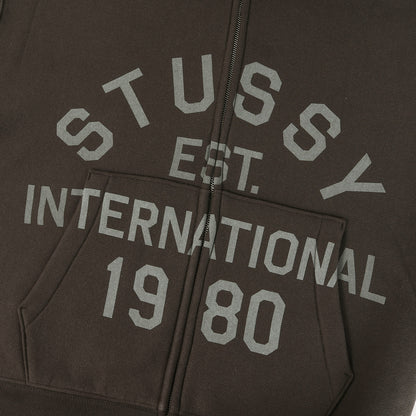 25AW カレッジロゴ ジップ スウェットパーカー(STUSSY EST PRINTED ZIP HOODY)
