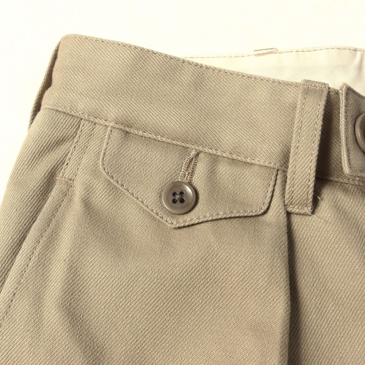 コットン カツラギ ワンタック ワークパンツ (SINGLE PLEATED COTTON TWILL TROUSERS)