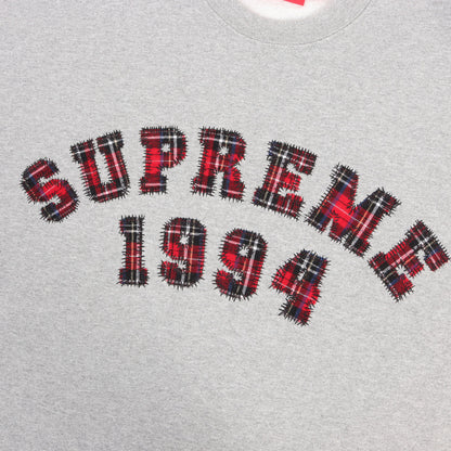 26SS チェックアップリケ アーチロゴ スウェット(Plaid Arc Crewneck)