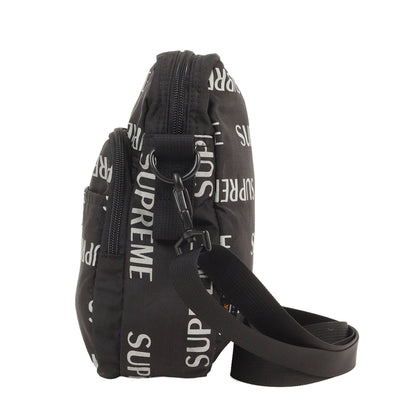 リフレクターロゴ柄 ショルダーバッグ(3M Reflective Repeat Shoulder Bag)