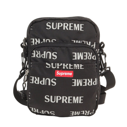 リフレクターロゴ柄 ショルダーバッグ(3M Reflective Repeat Shoulder Bag)