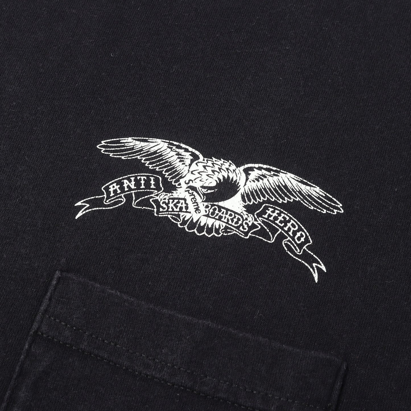 ×ANTIHERO イーグルロゴ ポケット Tシャツ(Pocket Tee)
