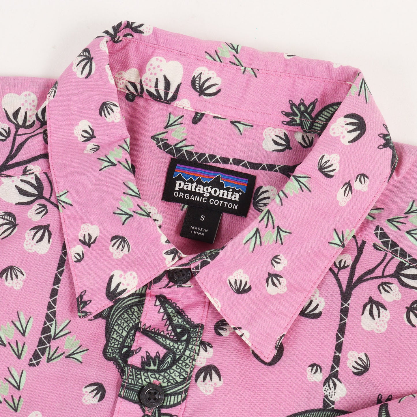 [人気モデル] ワニ × 綿 総柄 ポリコットン 半袖ボタンシャツ (Go-To Shirt)