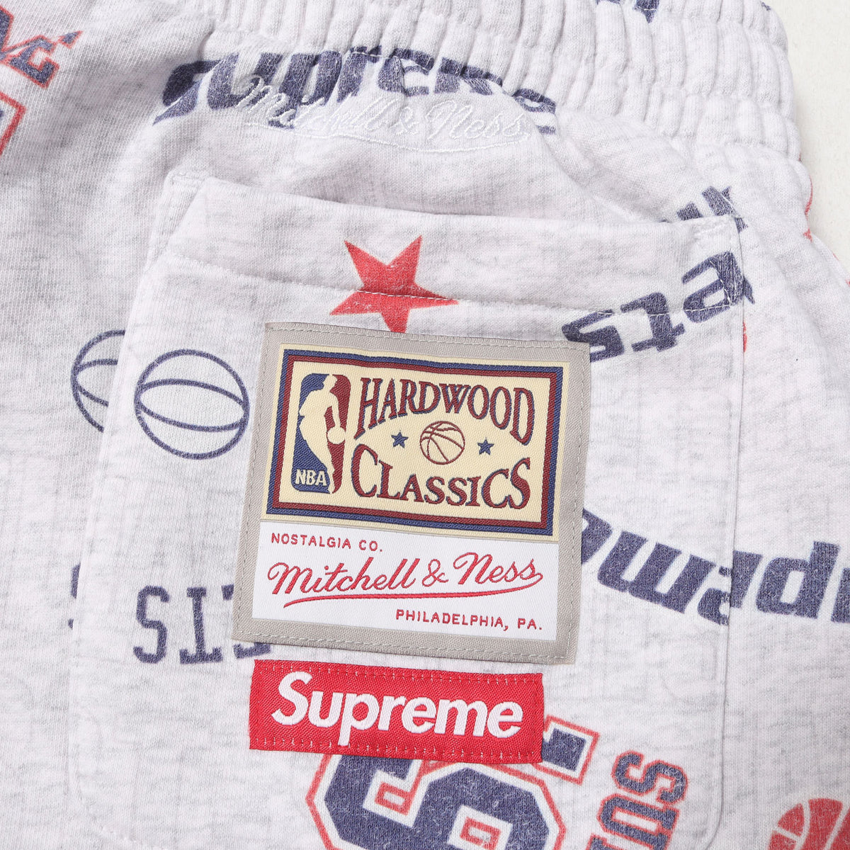 26SS ×Mitchell & Ness ×NBA 総柄プリント スウェットパンツ(Teams Sweatpant)