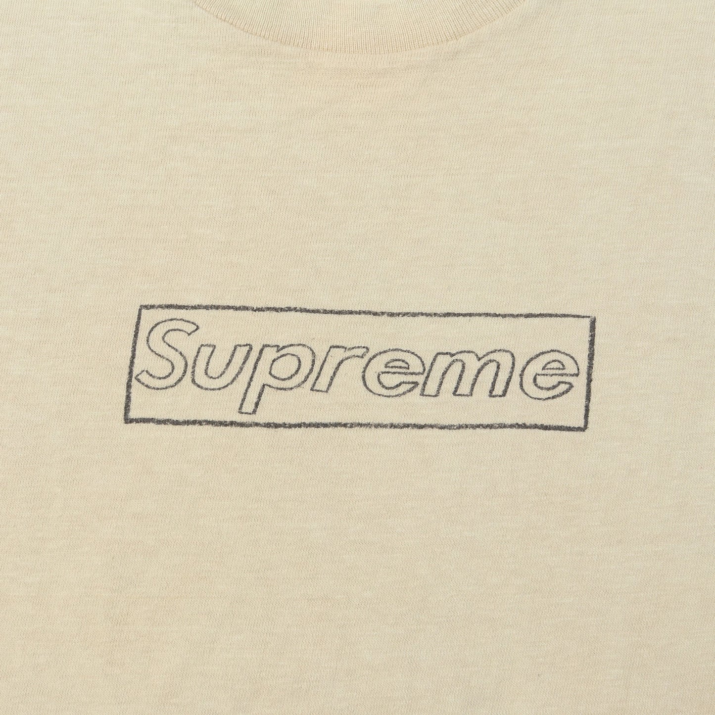 ×KAWS チョークBOXロゴ Tシャツ(Chalk Box Logo Tee)