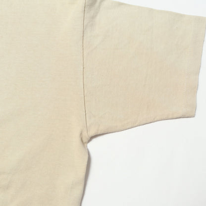 ×KAWS チョークBOXロゴ Tシャツ(Chalk Box Logo Tee)