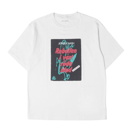 25SS ×JORGEN NASH アートプリント Tシャツ(Rebellen I vart roda blod TEE)