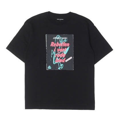 25SS ×JORGEN NASH アートプリント Tシャツ(Rebellen I vart roda blod TEE)