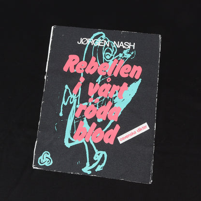 25SS ×JORGEN NASH アートプリント Tシャツ(Rebellen I vart roda blod TEE)