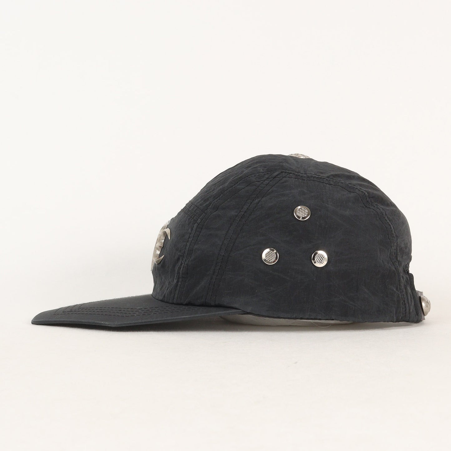 25SS ロゴプレート付き ナイロンキャップ(Scarred Bio Army Cap)