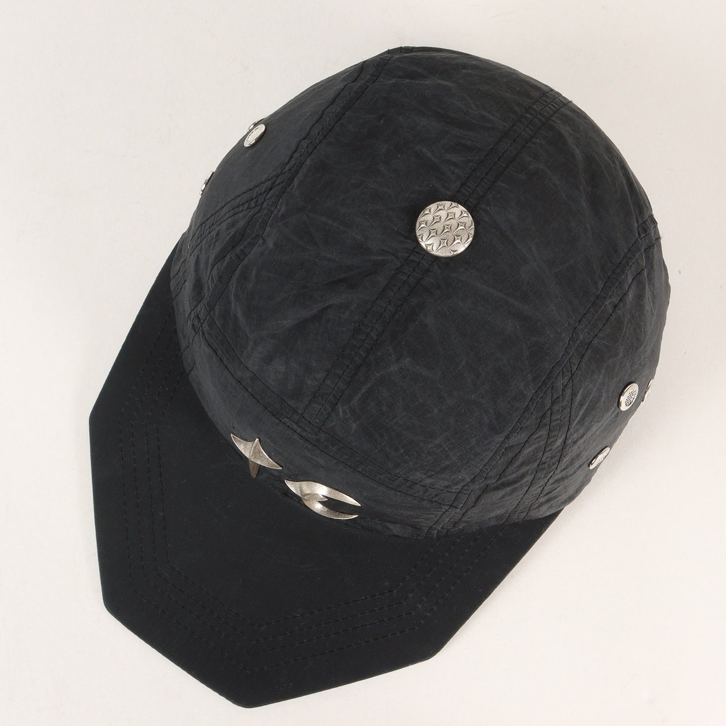 25SS ロゴプレート付き ナイロンキャップ(Scarred Bio Army Cap)