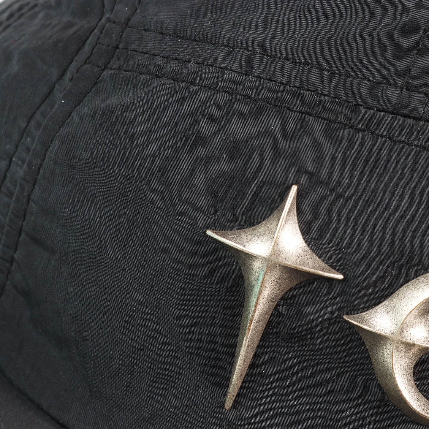 25SS ロゴプレート付き ナイロンキャップ(Scarred Bio Army Cap)
