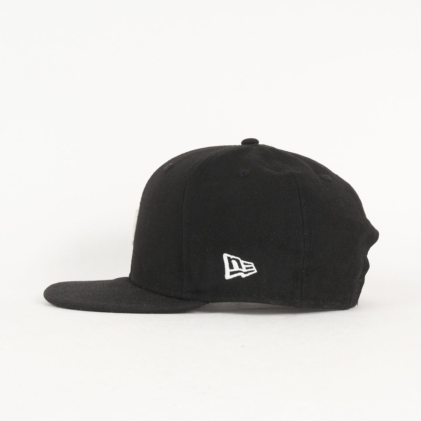 ×NEW ERA スモールUロゴ ベースボールキャップ