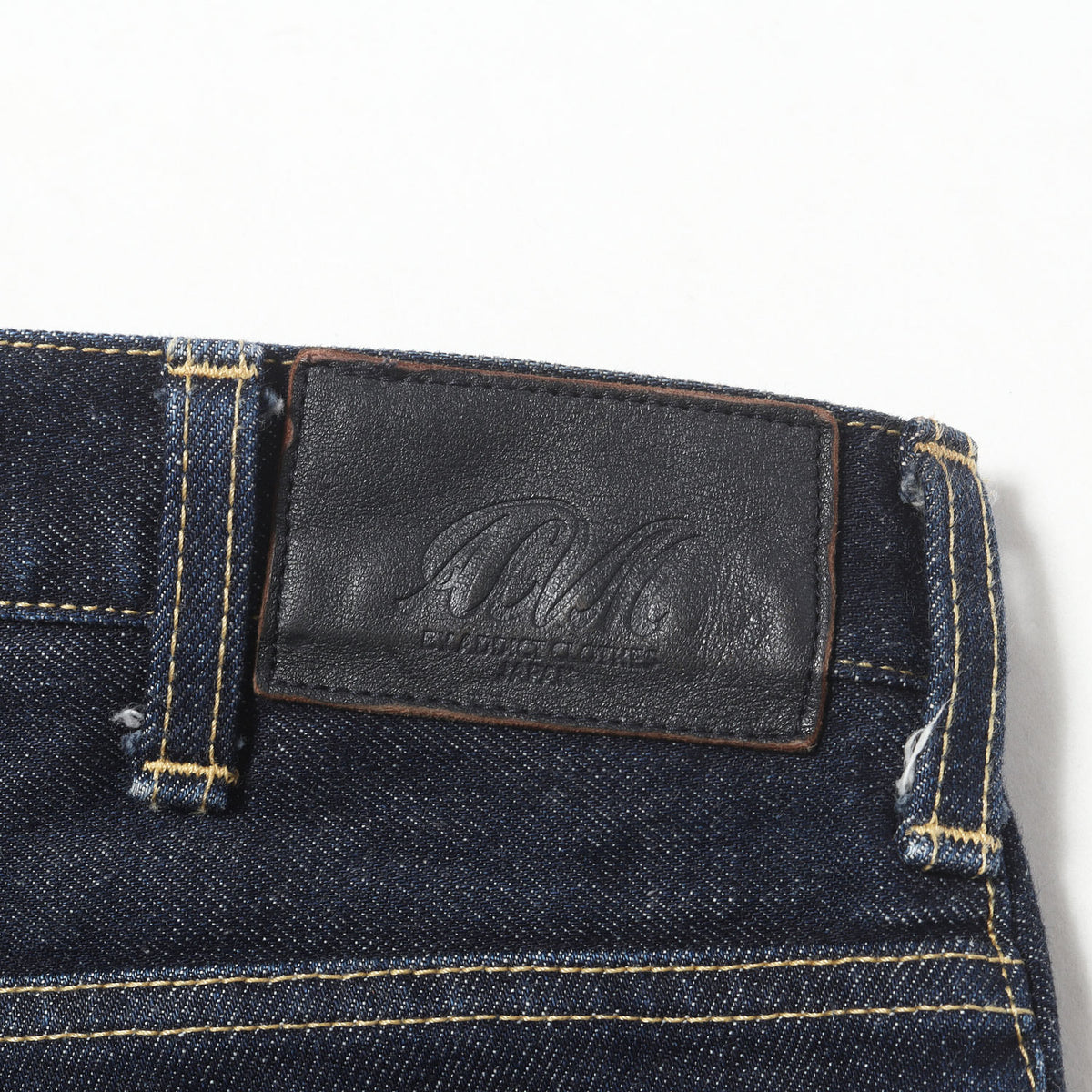 ストレッチ タイトテーパード デニムパンツ (TIGHT TAPERED STRETCH DENIM)