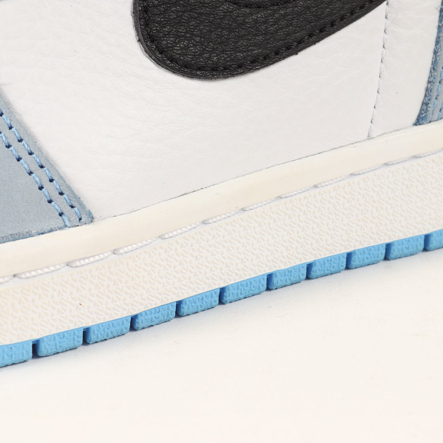 AIR JORDAN 1 RETRO HIGH OG UNIVERSITY BLUE (555088-134)
