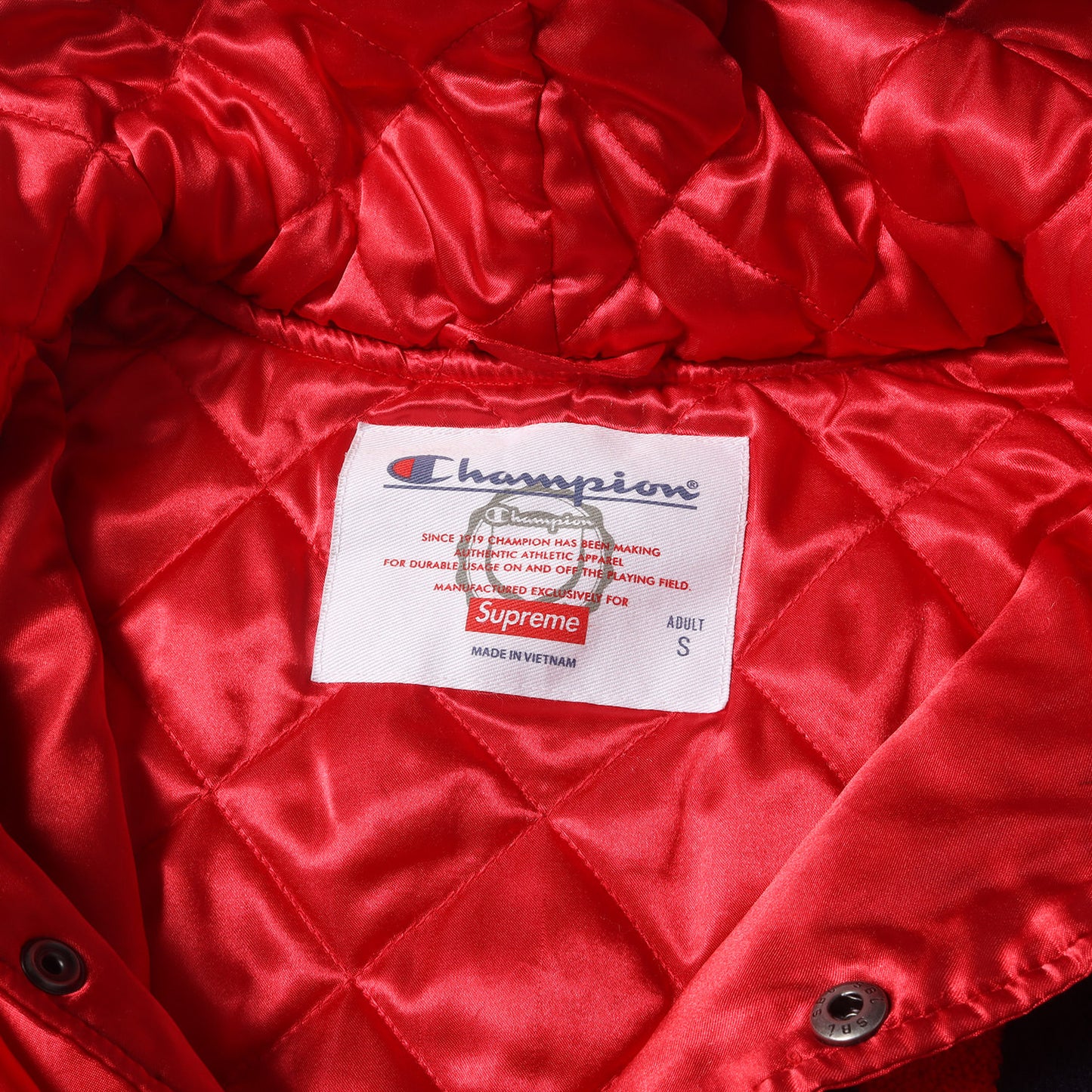 ×Champion フード付き サテン バーシティジャケット / スタジャン(Hooded Satin Varsity Jacket)