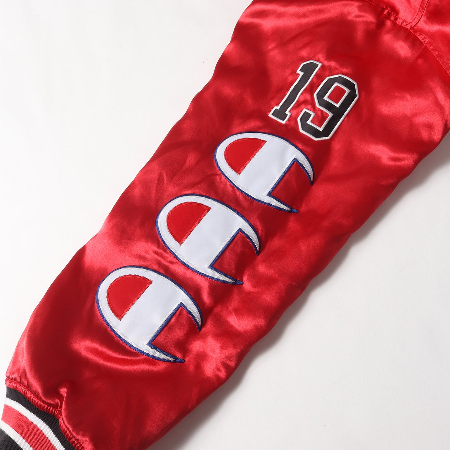 ×Champion フード付き サテン バーシティジャケット / スタジャン(Hooded Satin Varsity Jacket)