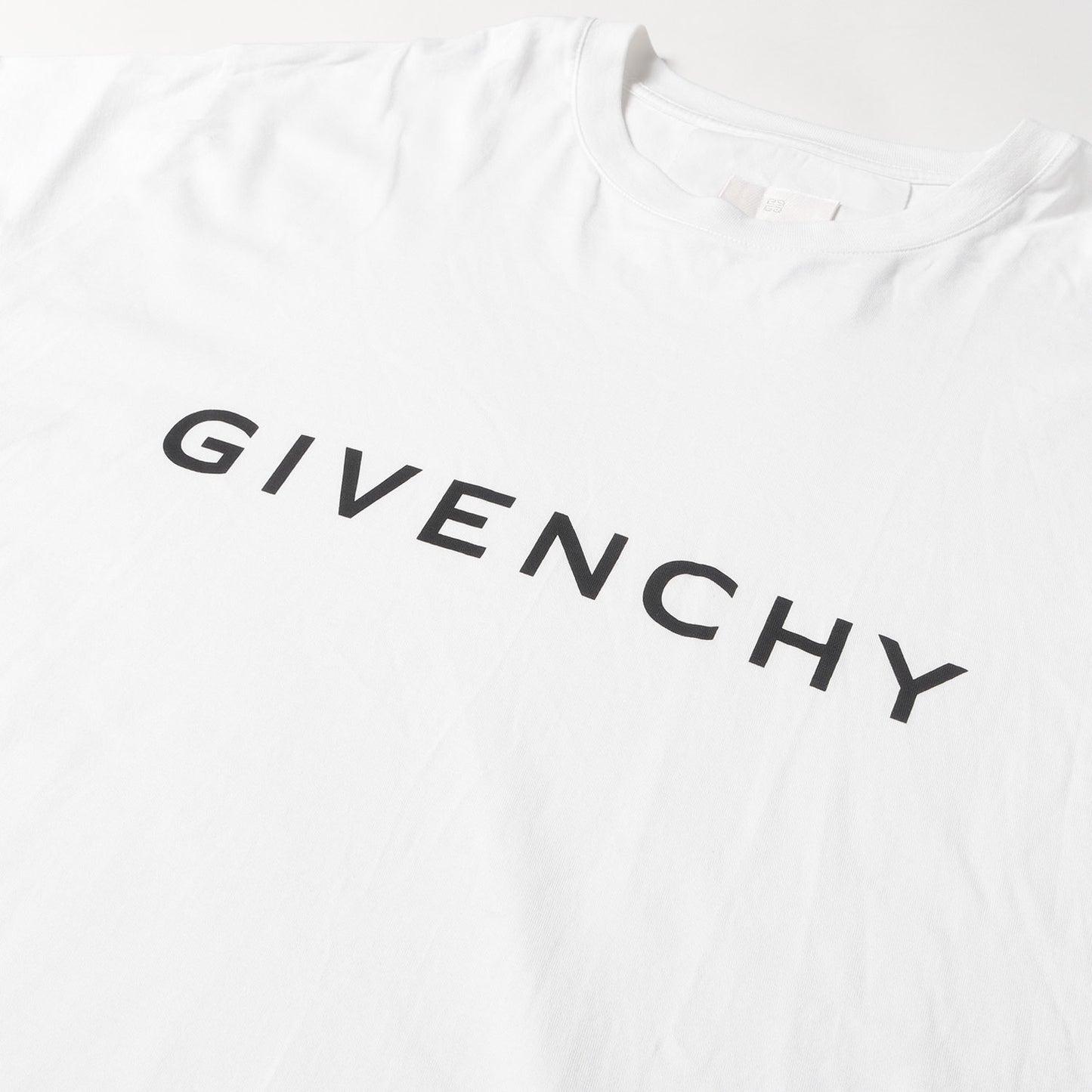 近年モデル ブランドロゴ オーバーサイズ Tシャツ(OVERSIZED FIT)