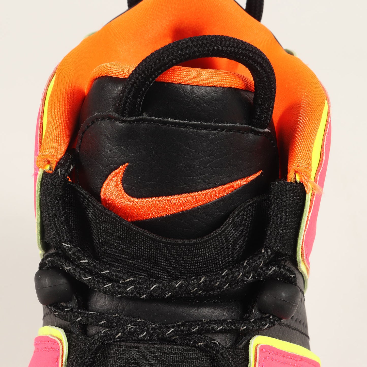 WMNS AIR MORE UPTEMPO HOT PUNCH (917593-002)