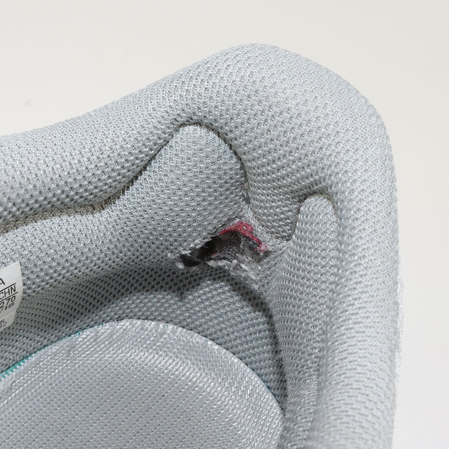 YEEZY BOOST 700 INERTIA (EG7597)