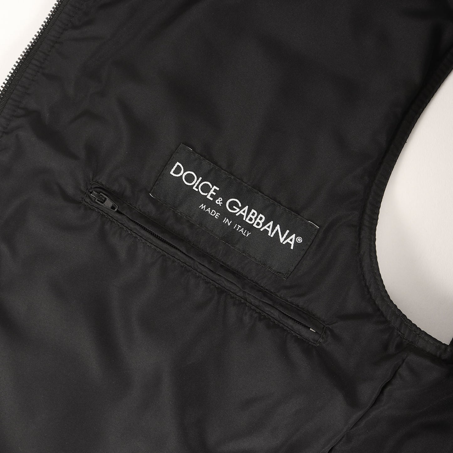 ロゴプレート付き 中綿 フード ジップ ベスト