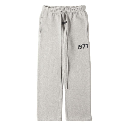 FOG ESSENTIALS 1977ロゴ スウェットパンツ(Relaxed Sweatpants)