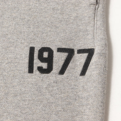 FOG ESSENTIALS 1977ロゴ スウェットパンツ(Relaxed Sweatpants)