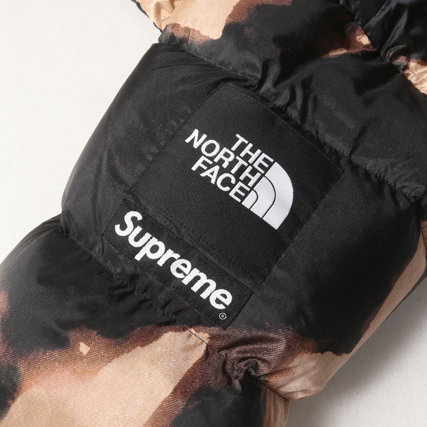 21AW ×THE NORTH FACE ブリーチド デニム プリント ヌプシ ダウンジャケット(Bleached Denim Print Nuptse Jacket)