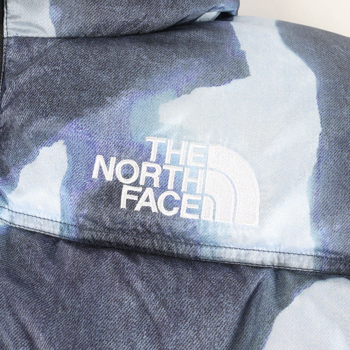 21AW ×THE NORTH FACE ブリーチド デニム プリント ヌプシ ダウンジャケット(Bleached Denim Print Nuptse Jacket)